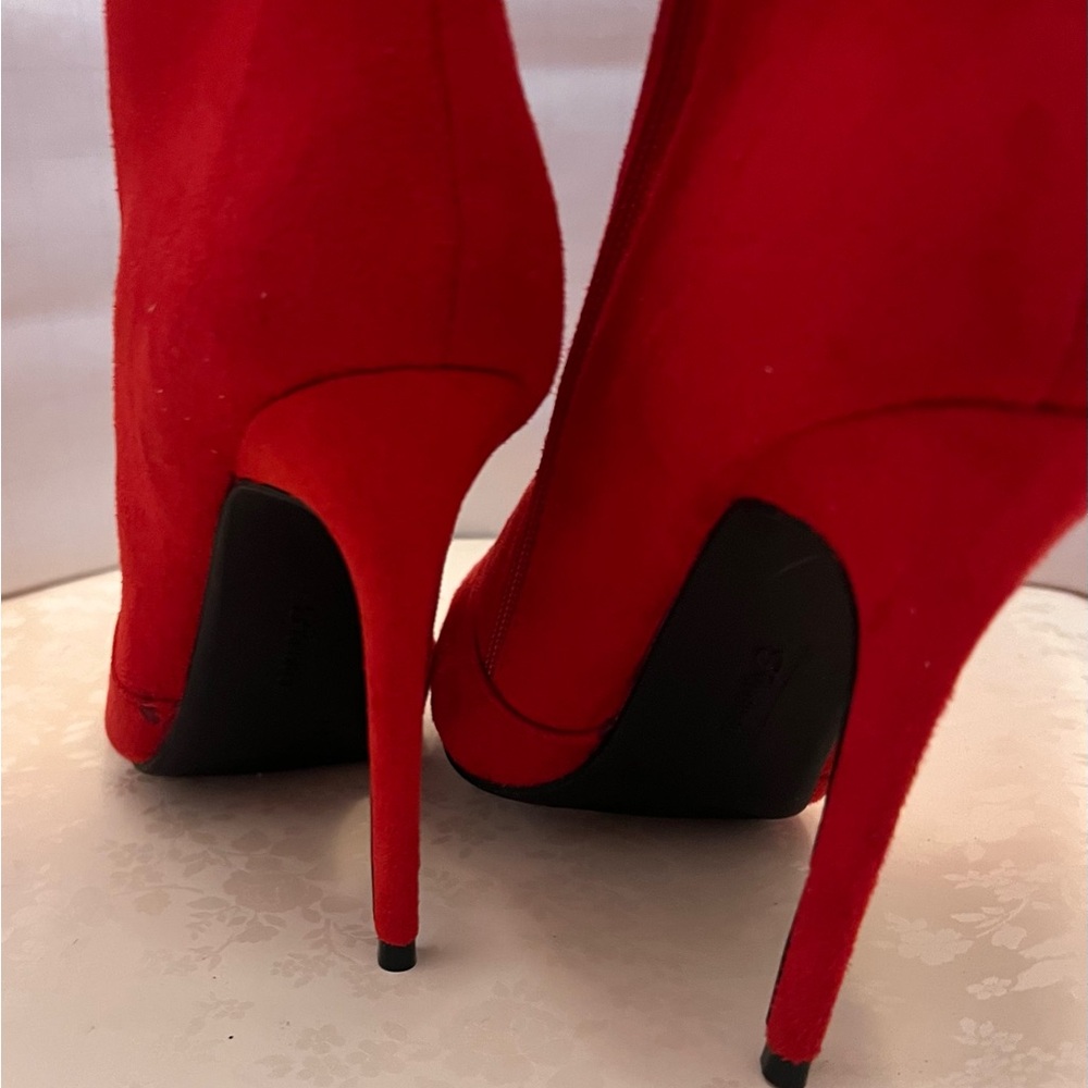 Women’s red suede like material sz 7.5 with a 4” heel. - Picture 5 of 10